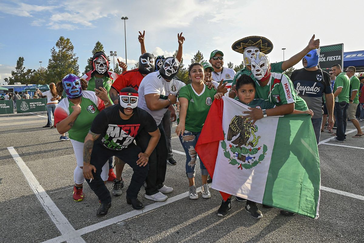 Mexicanos en Houston pagan más de mil dólares el boleto para ver jugar