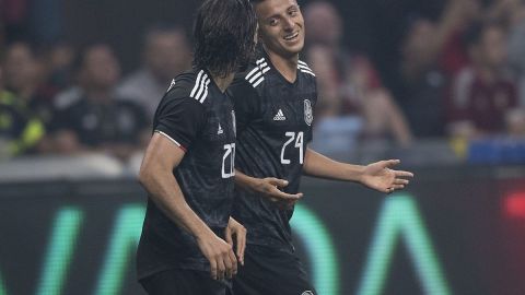 Roberto Alvarado festeja su gol con la selección mexicana ante Venezuela, en Atlanta.