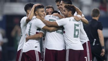 Jugadores de la selección mexicana celebran un gol sobre su similar de Eduador en Arlngton.