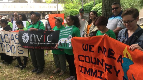 Decenas de coaliciones presionaron en las oficinas de la DMV en el condado de Suffolk por la aprobación del controvertido proyecto de ley.