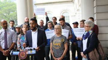 Los concejales Antonio Reynoso y Helen Rosenthal, al igual que líderes y activistas de ciclistas, pidieron al NYPD castigos a conductores temerarios