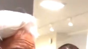 Ivanka Trump intenta involucrarse en una conversación con líderes sin mucho éxito.