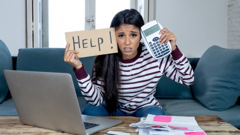 Los jovenes que se graduan tienen una deuda media de $30,000./Shutterstock