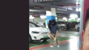 Muy ilusionado quería sorprender a su novia, pero el sorprendido fue él.