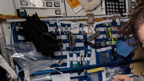 La astronauta Christina Koch revisa los equipos en la EEI.