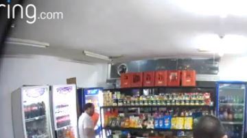 Cuando iba a guardar la pistola ocurrió el disparo.