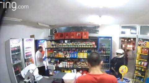 Cuando iba a guardar la pistola ocurrió el disparo.