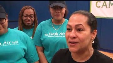 Leandra Feliz, madre de Lesandro "Junior" Guzmán-Feliz, al despedir ayer a los campistas