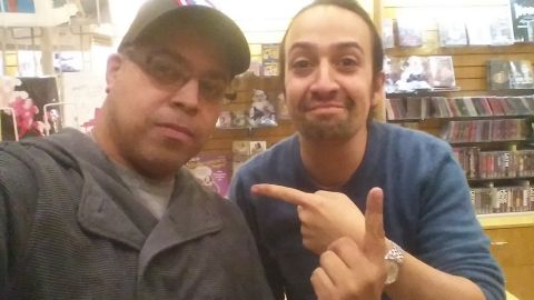 Freddy Padilla junto a Lin-Manuel Miranda, con quien cosechó buena amistad. El artista usó el sótano de la librería para escribir su primer musical –“In The Heights”.