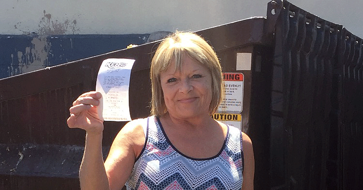 Deana Thompson con el boleto ganador, rescatado de la basura.