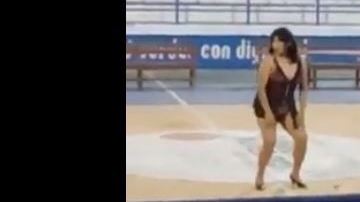 La maestra se contoneó con singular alegría.