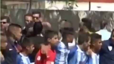Los niños pararon el partido y se abrazaron dándole la espalda a sus familiares
