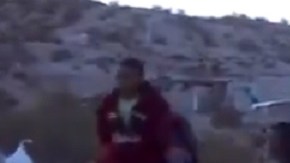 Uno de los videos muestra el final de la valla fronteriza.