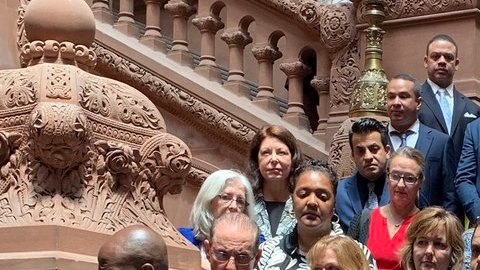 Foto en Twitter de la NYC Mayor's Office of Minority & Women-Owned Business Enterprises (M/WBEs) con la delegación en Albany para negociar los cambios y la renovación del programa de empresas minoritarias./@NYCMWBE