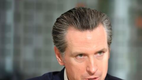 El gobernador Gavin Newsom propone reinstaurar el mandato de salud. Foto: Alvaro Corzo