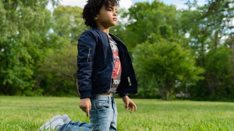 Lucas Ureña juega en un parque frente a su casa en el norte de 
El Bronx.