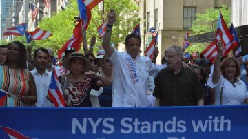 El gobernador Andrew Cuomo, la fiscal general Letitia James y otros funcionarios electos enarbolaron la bandera puertorriqueña durante el desfile.
