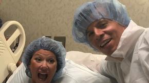 Marie y Michael en su inusual boda y con el bebé