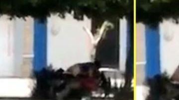 No les importó que mucha gente pasara por esta importante vialidad.