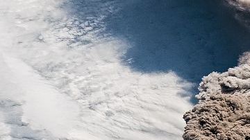La EEI captura la erupción del volcán Raikoke el 22 de junio de 2019.