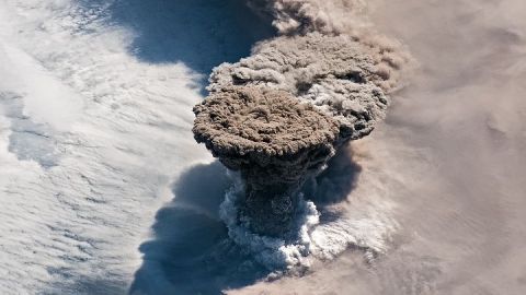 La EEI captura la erupción del volcán Raikoke el 22 de junio de 2019.