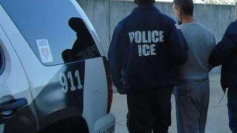 ICE ha aumentado las redadas para intimidar a los inmigrantes indocumentados.