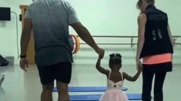 Russel Wilson toma clases de ballet con su hija