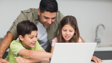 Los padres deben buscar la información que no conozcan para educar bien a sus hijos en esta materia./Shutterstock