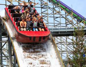 Pudo ser una tragedia: sorprenden a dos jóvenes con una subametralladora en Six Flags