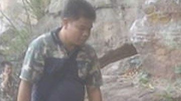 Los servicios de emergencia atienden a la mujer embarazada que fue empujada por su marido.