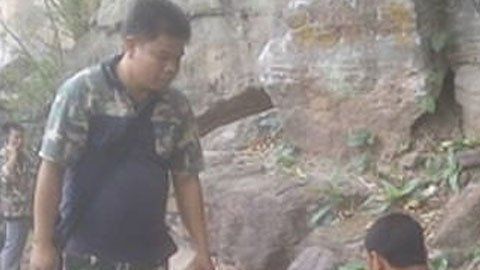 Los servicios de emergencia atienden a la mujer embarazada que fue empujada por su marido.