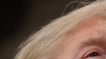 El presidente Trump presiona a su homólogo mexicano López Obrador sobre la inmigración de indocumentados.