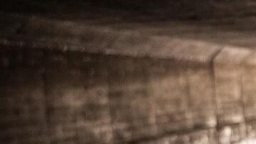 Un agente fronterizo vigila un túnel de drenaje que va desde Nogales, Arizona, hasta México.