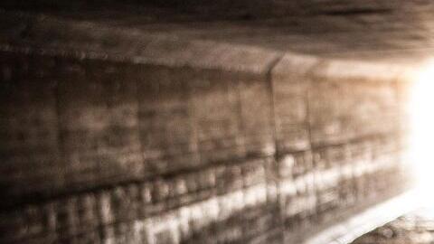 Un agente fronterizo vigila un túnel de drenaje que va desde Nogales, Arizona, hasta México.