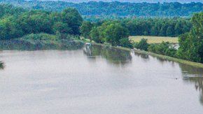 La crecida del río Arkansas rompe un dique en Dardanelle.