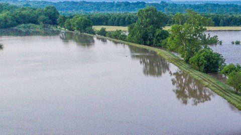 La crecida del río Arkansas rompe un dique en Dardanelle.