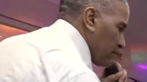 La mujer gritaba y se movía desesperadamente.