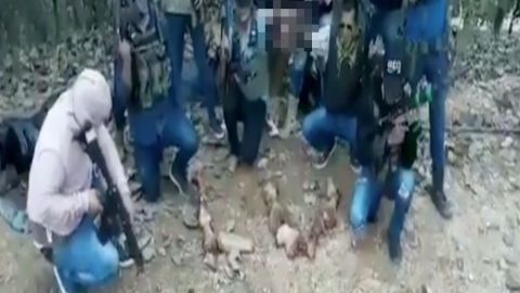 VIDEO: Narcos posan junto a víctima asesinada; dicen que terminó así por esto
