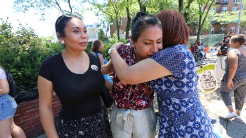Bianey Garcia (centro) recibe un abrazo durante la conferencia de prensa. Transfobia en Jackson Heights, Queens donde Bianey Garcia y Norma Ureiro fueron atacadas con gas pimienta en la esquina de Roosevelt y calle 82 el sabado mientras filmaban un documental.