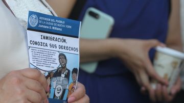 Defensor del Pueblo Jumaane Williams y la asambleista Catalina Cruz lanzan campana para informar sobre los derechos de los inmigrantes ante posibles redadas para el 4 de Julio.