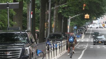 Proteccin a los ciclistas en Nueva York y la junta vecinal de Central Park West aprob la creacin de una via para ciclistas de la 59 a la 110.