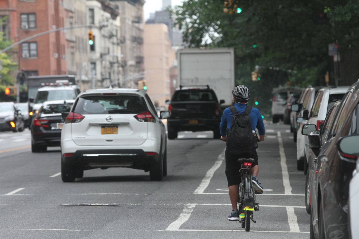 Muchas vías para bicicletas como esta en la calle Central Park West no tienen todavía una barrera de protección.