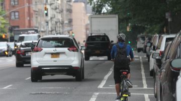 Proteccin a los ciclistas en Nueva York y la junta vecinal de Central Park West aprob la creacin de una via para ciclistas de la 59 a la 110.