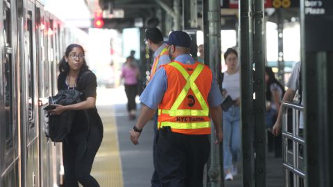 Servicio de trenes del MTA  con atrasos esta maana mientras reparan las vas en Queens.