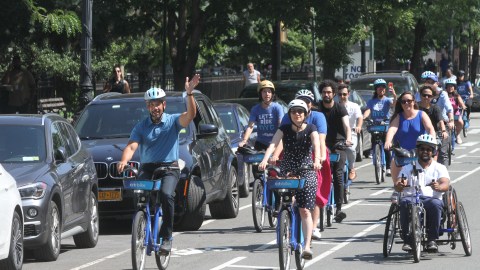 El presidente del Condado de El Bronx Rubén Díaz Jr. y la Comisionada de Transporte Polly Trottenberg anuncian la expansión de las bicicletas CitiBike en toda la ciudad de Nueva York.