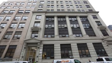 Vecinos de edificio en  345 West 50th St, se quejan que desde el 2018, no tienen gas en sus apartamentos.