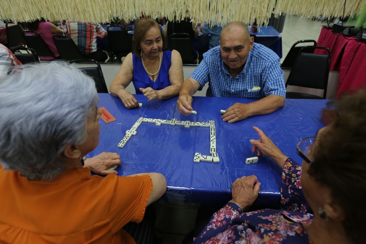 Zoila Martinez, 84 y Rodrigo Orozco, 87 juegan al domino. Envejecientes tienen actividades de domino y pool como as tambien, tejer y hasta festejar cumpleanos en el Comfort Adult Day Care Center con su coordinadora general Maria Hidalgo en Corona, Queens.