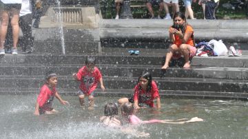 A pesar de los 90 grados de calor que hace en la Ciudad de Nueva York hoy. Chicos encuentran refrescarse en las fuentes de los parques.