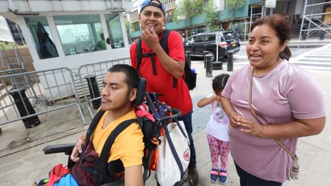 Carlos Geronimo y Reina Rios, padres hispanos opinan sobre nueva ley. Concejal Brad Lander busca que ACS cambien su poltica de posesion o consumir marihuana y que no cause la perdida de custodia del hijo.