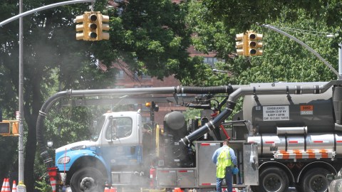 Miles de usuarios de Con Edison se quedaron sin luz por explosiones en las bocas de calle.